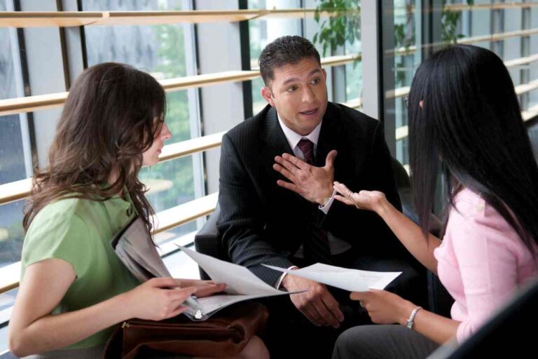 colleghi che discutono