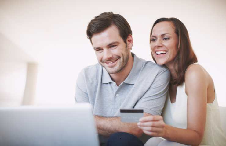 coppia che guarda il pc felice