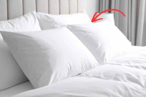 cuscini su letto bianchi