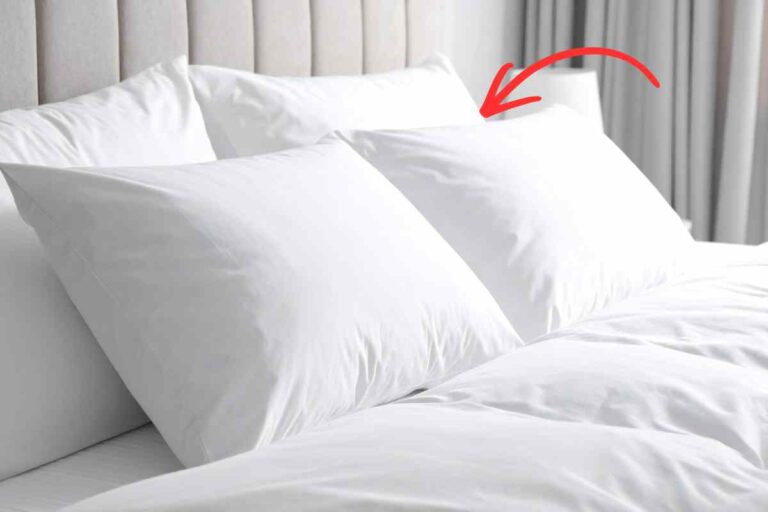 cuscini su letto bianchi