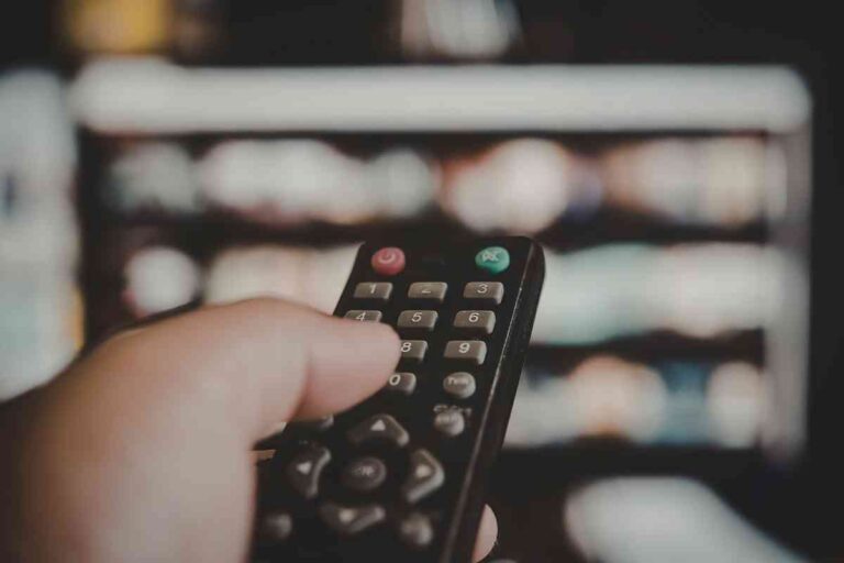 telecomando che punta la tv