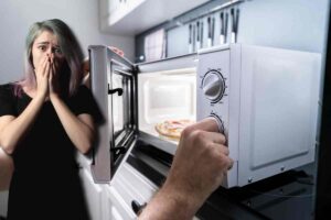 forno a microonde e donna impaurita