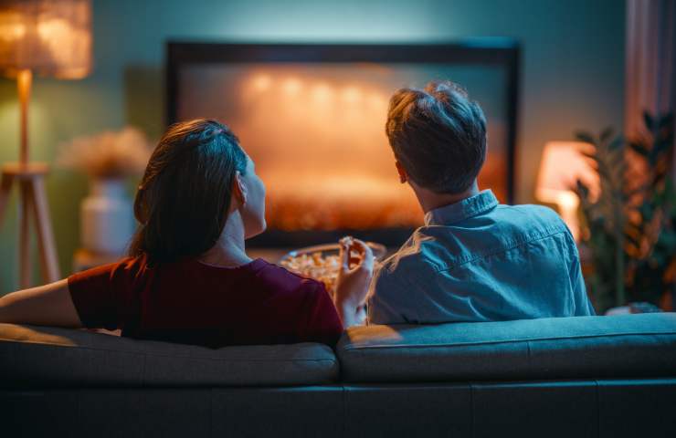 persone che guardano la tv