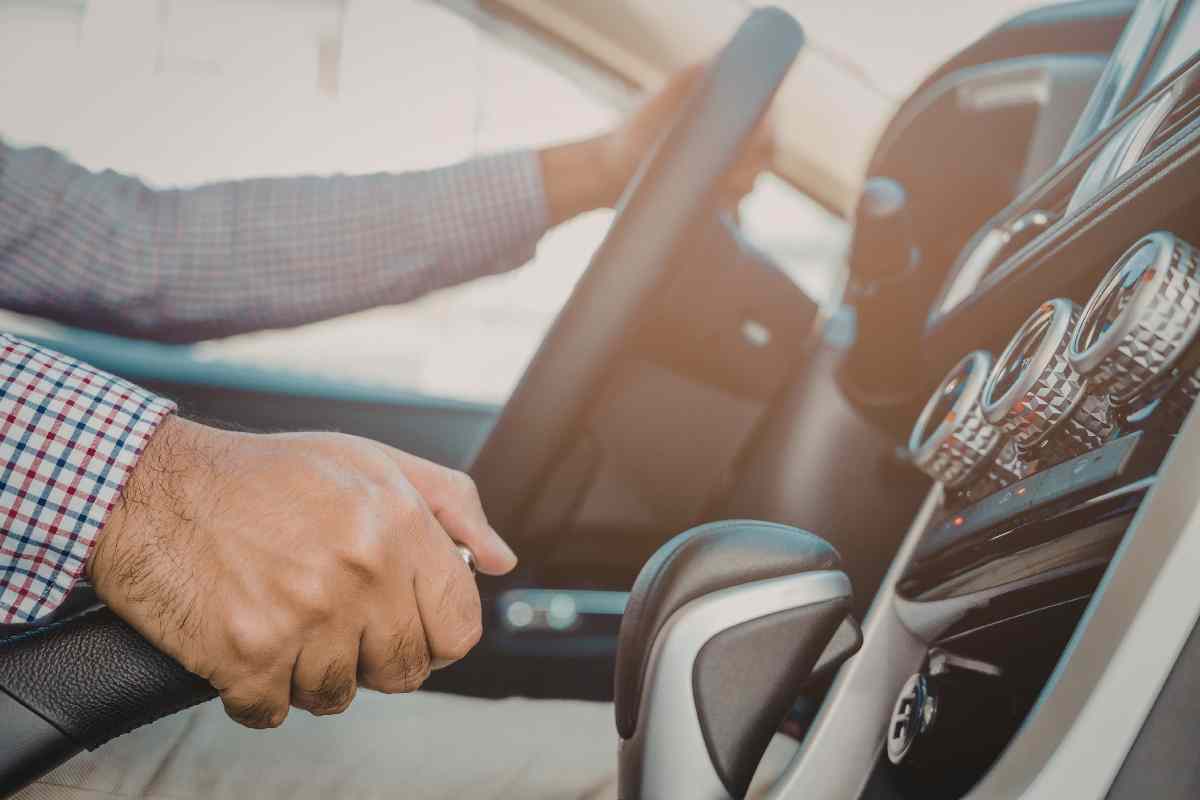 uomo che guida l'auto
