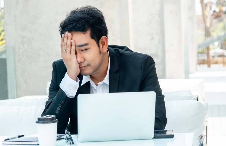 lavoratore affranto al computer