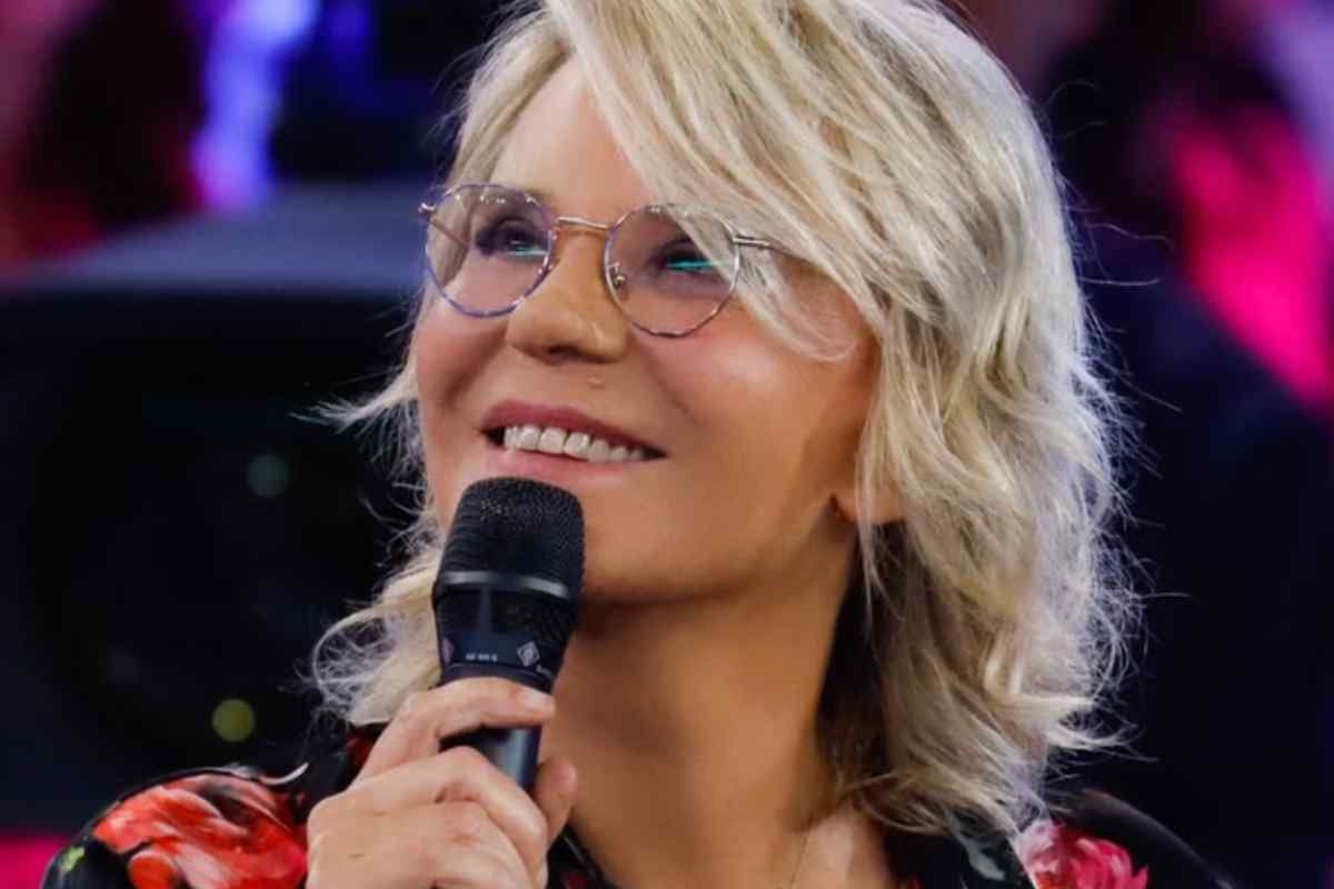 maria de filippi con microfono