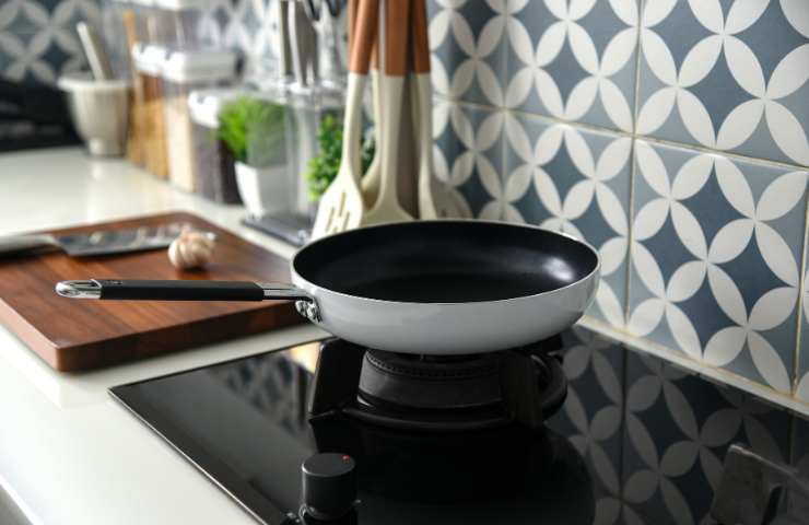 padella antiaderente su piano cottura