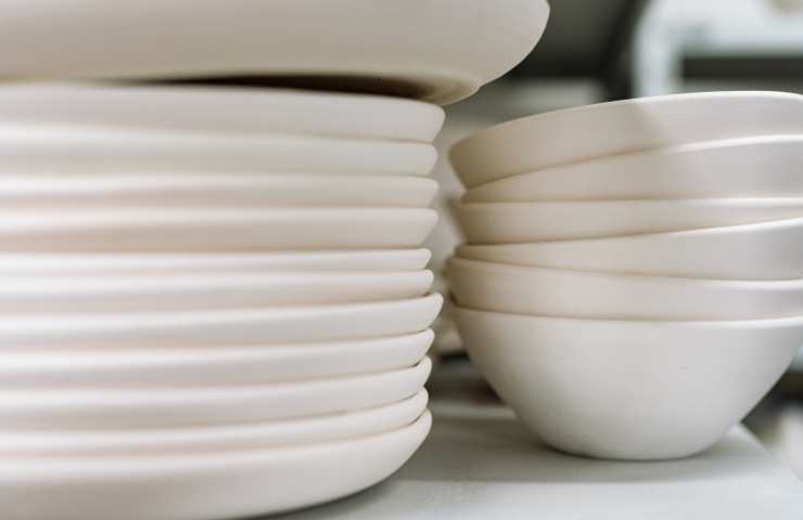 pila di piatti uno sopra l'altro