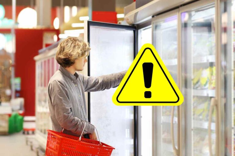 persona che prende un prodotto nel freezer