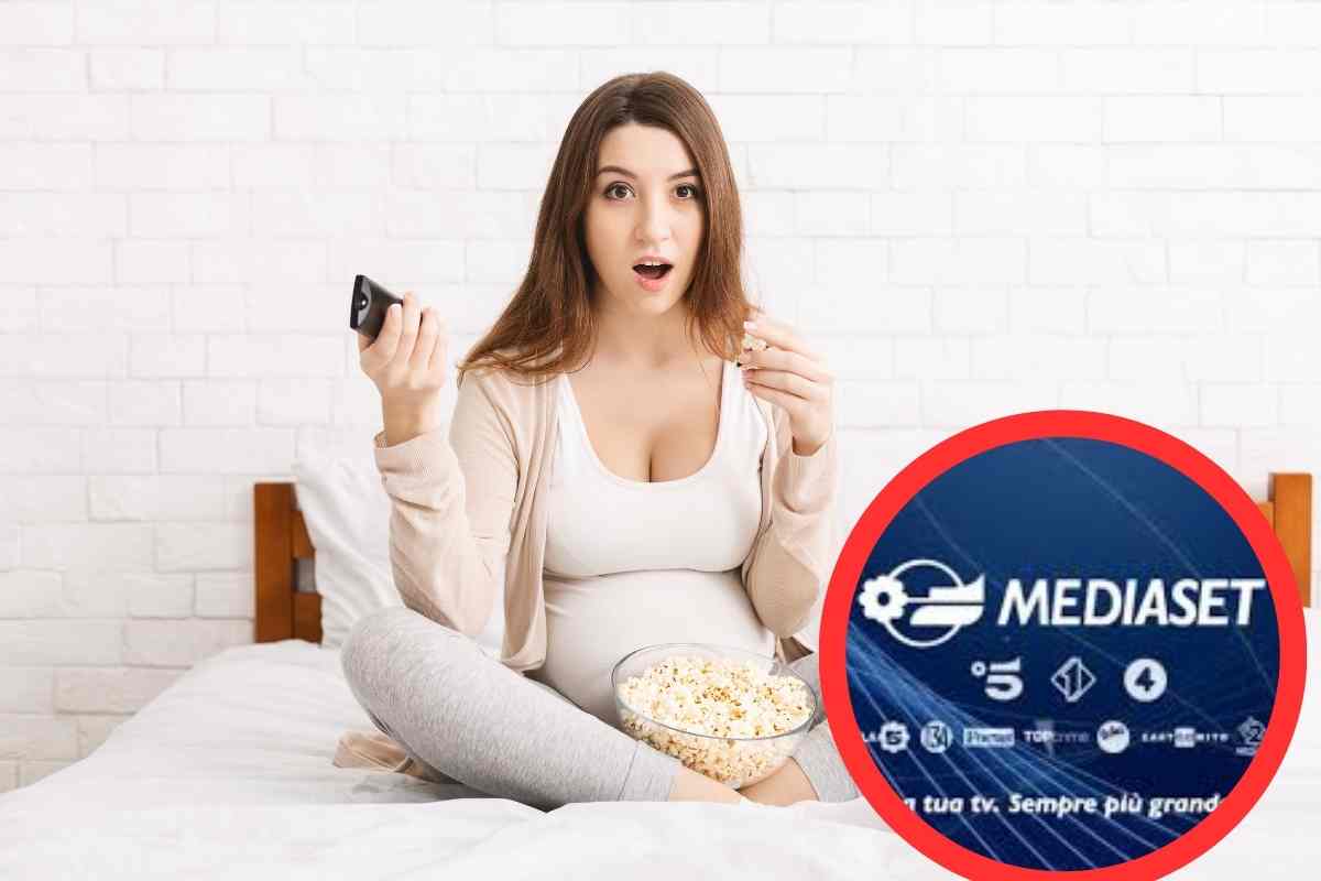 donna che guarda la tv sconvolta