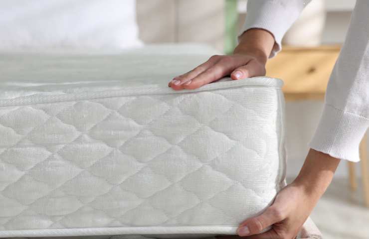 donna che pulisce materasso
