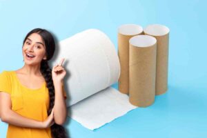 donna che indica i rotoli di carta igienica