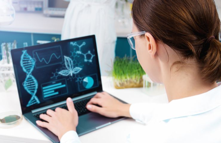 scienziato al lavoro