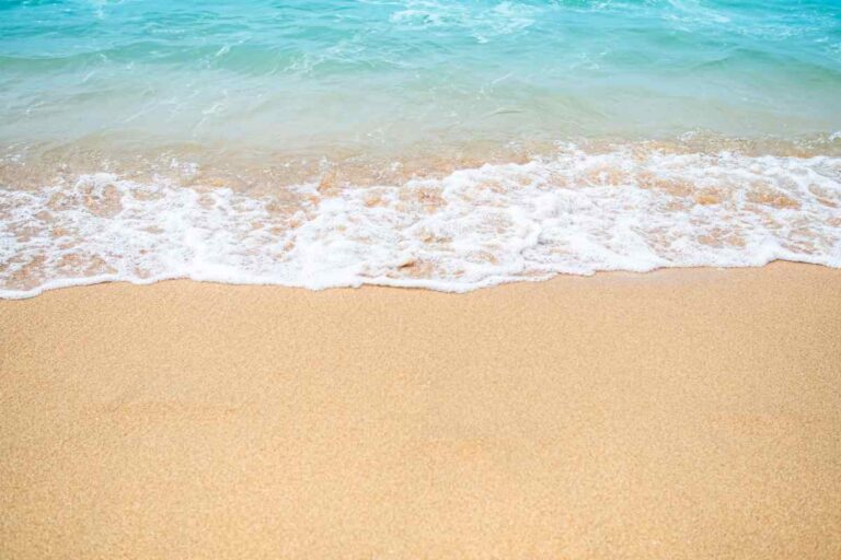 spiaggia e mare azzurro