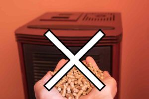 persona con in mano il pellet per la stufa