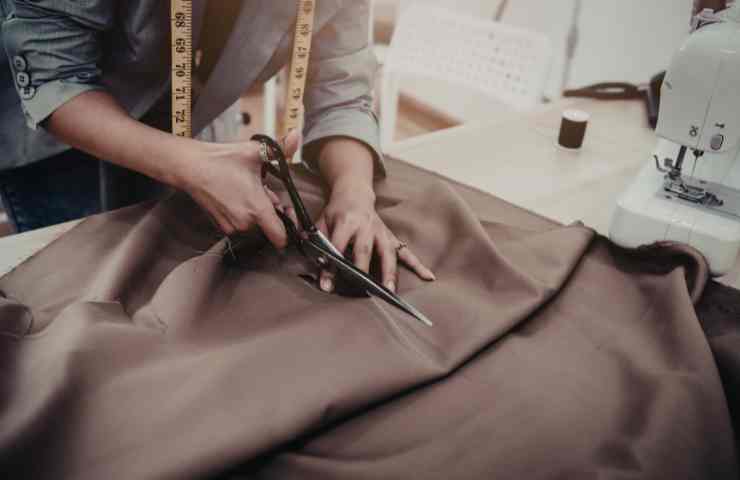 taglio di un pezzo di stoffa