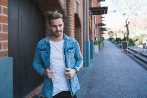 ragazzo in strada che cammina