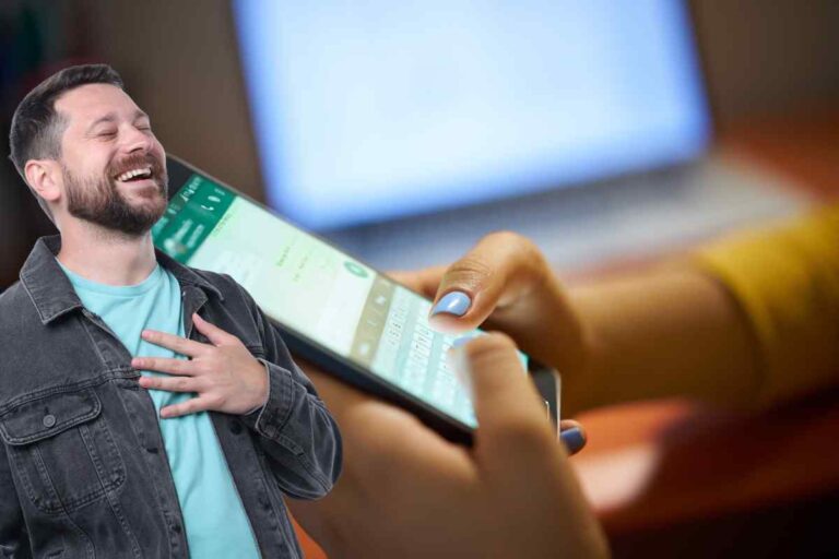 uomo che legge whatsapp